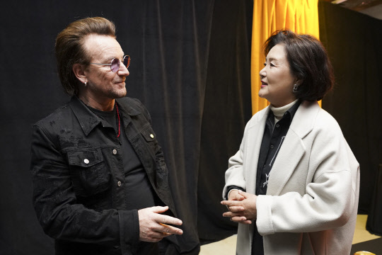 문재인 대통령 부인 김정숙 여사가 지난 8일 서울 구로구 고척스카이돔에서 열린 록밴드 U2의 '조슈아 트리 투어 2019' 서울 공연 관람에 앞서 보컬이자 사회운동가인 보노와 대화하고 있다. [청와대 제공]